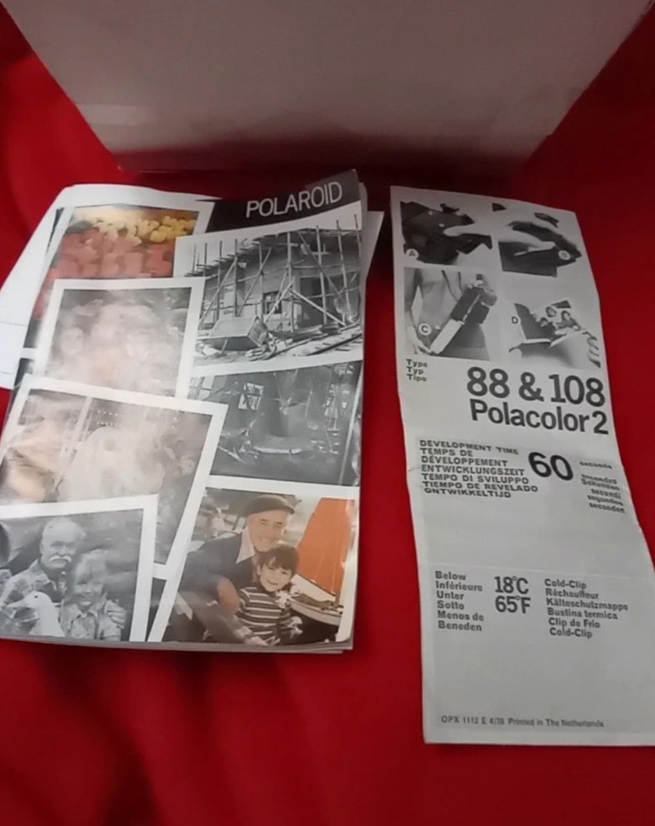 Máquina fotográfica antiga Polaroid EE33