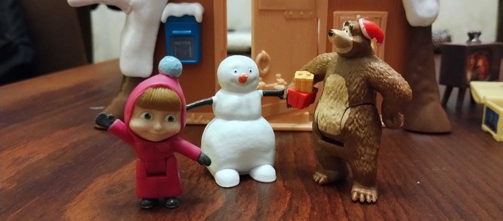 Masza i niedźwiedź zimowy domek świąteczny Mikołaj