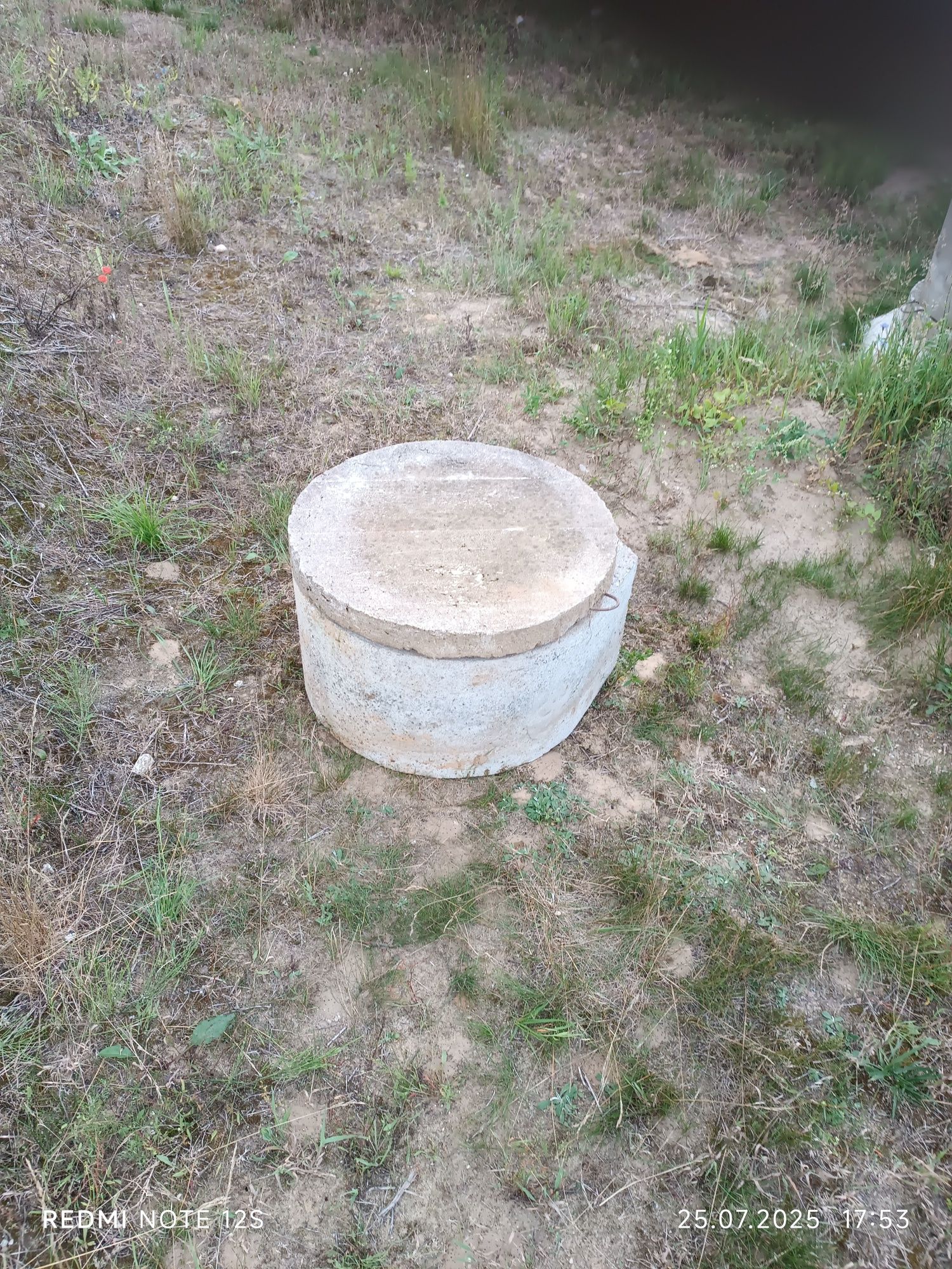 Komin betonowy z włazem