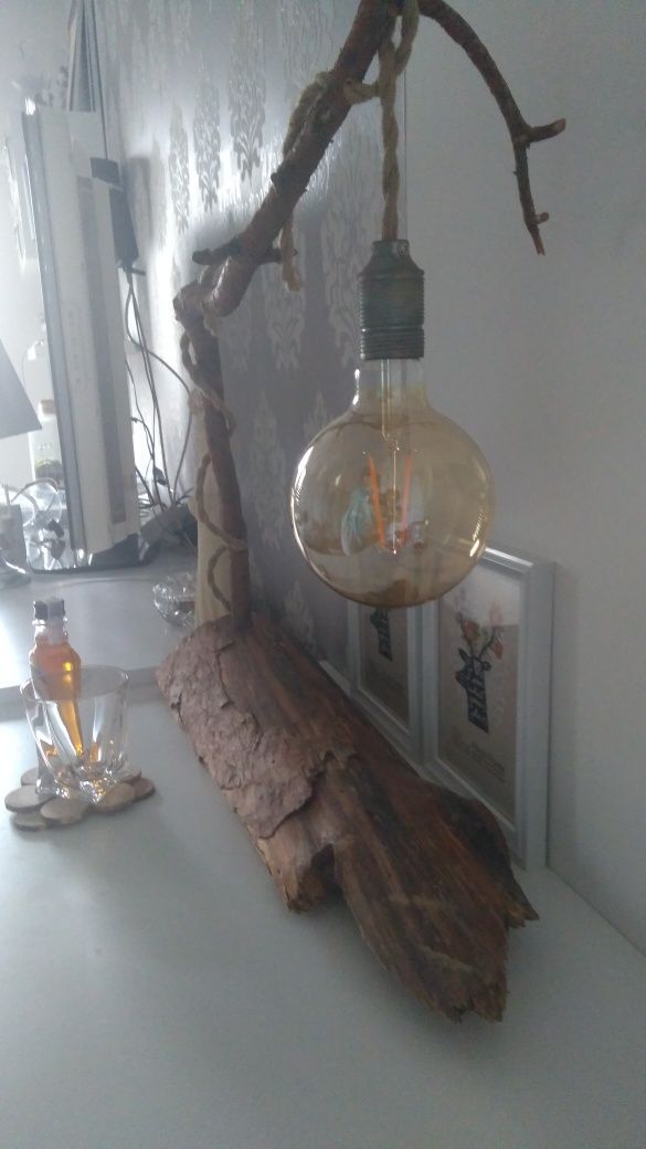Piękna drewniana lampa ręcznie robiona