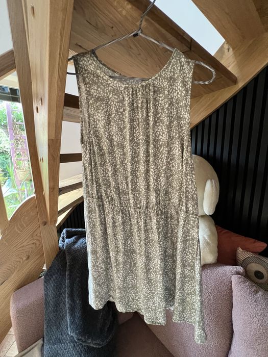 Zwiewna sukienka na lato z gumką w pasie taliowana