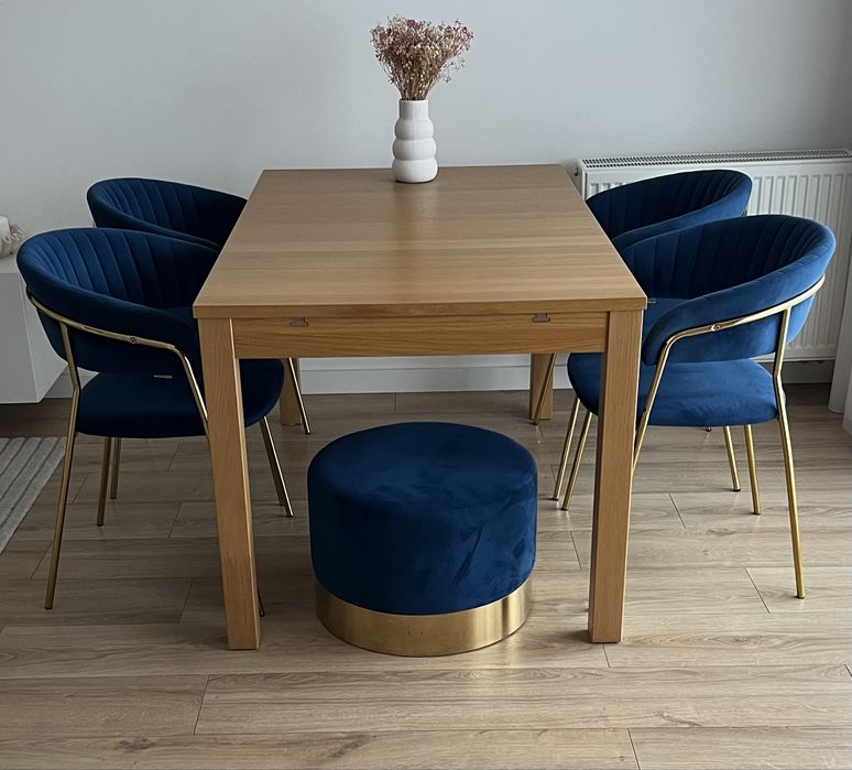 Granatowe krzesła do jadalni z pufem