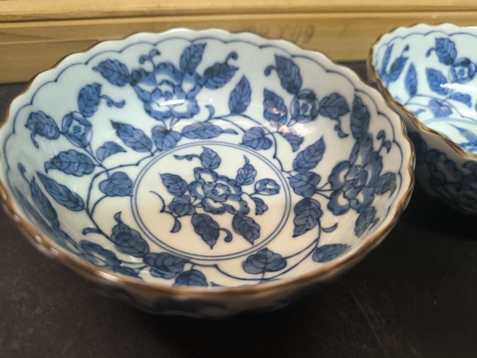 2 Taças Porcelana Azul e Branca Borda Dourada. 
Um par requintado de t