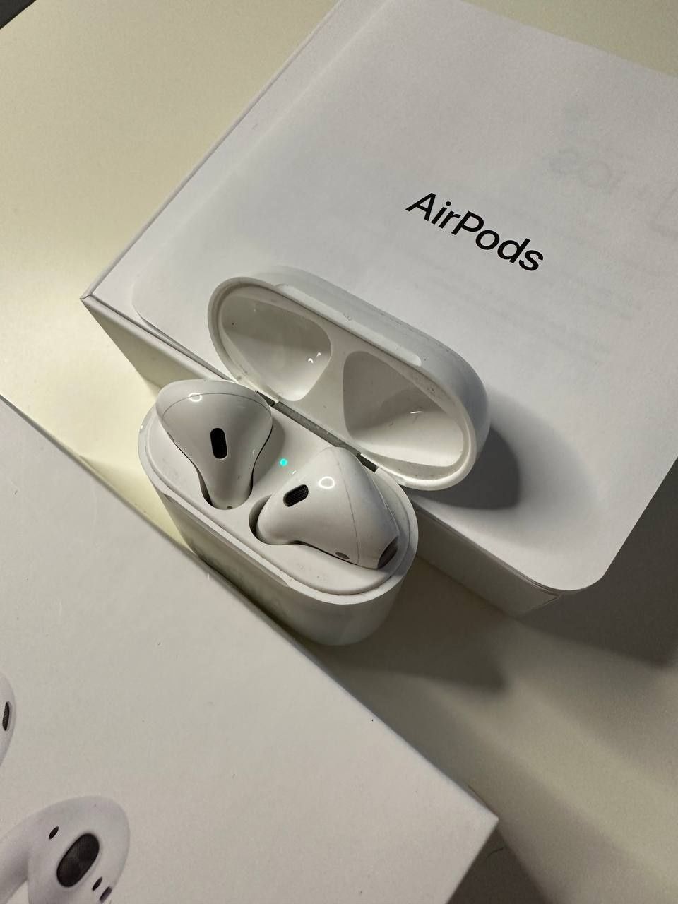 Oryginalne słuchawki Apple Airpods 
mają wadę: pękn