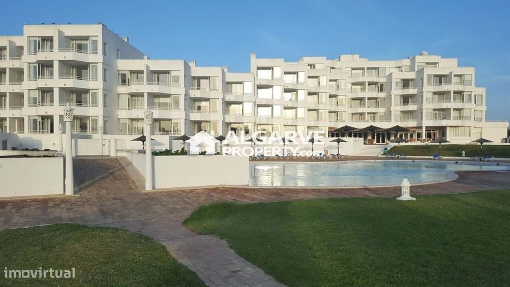 Apartamento T1 no ultimo andar com vista mar a 300 metros da Prainha,