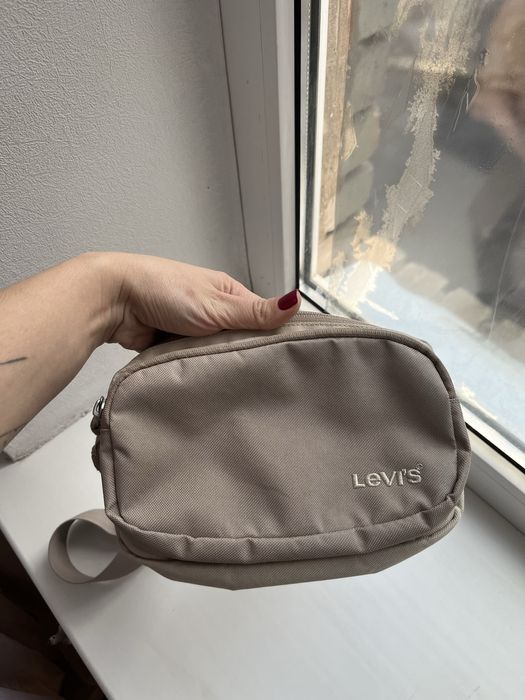 Бежева поясна сумочка від бренду Levi’s