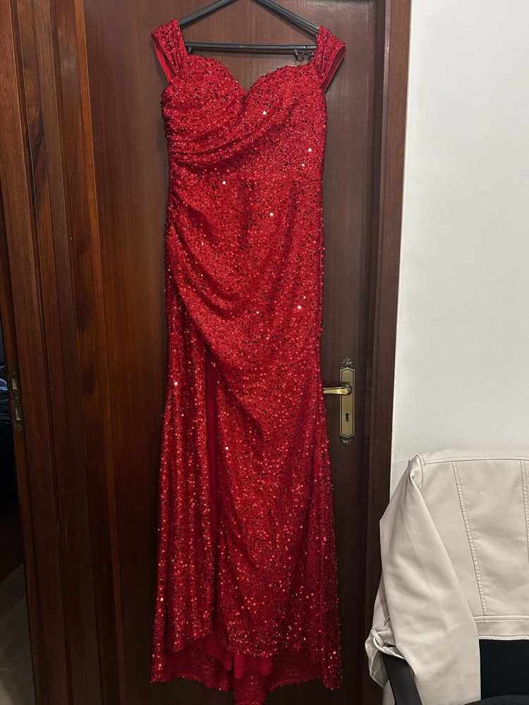 Vestido de gala vermelho com brilhantes