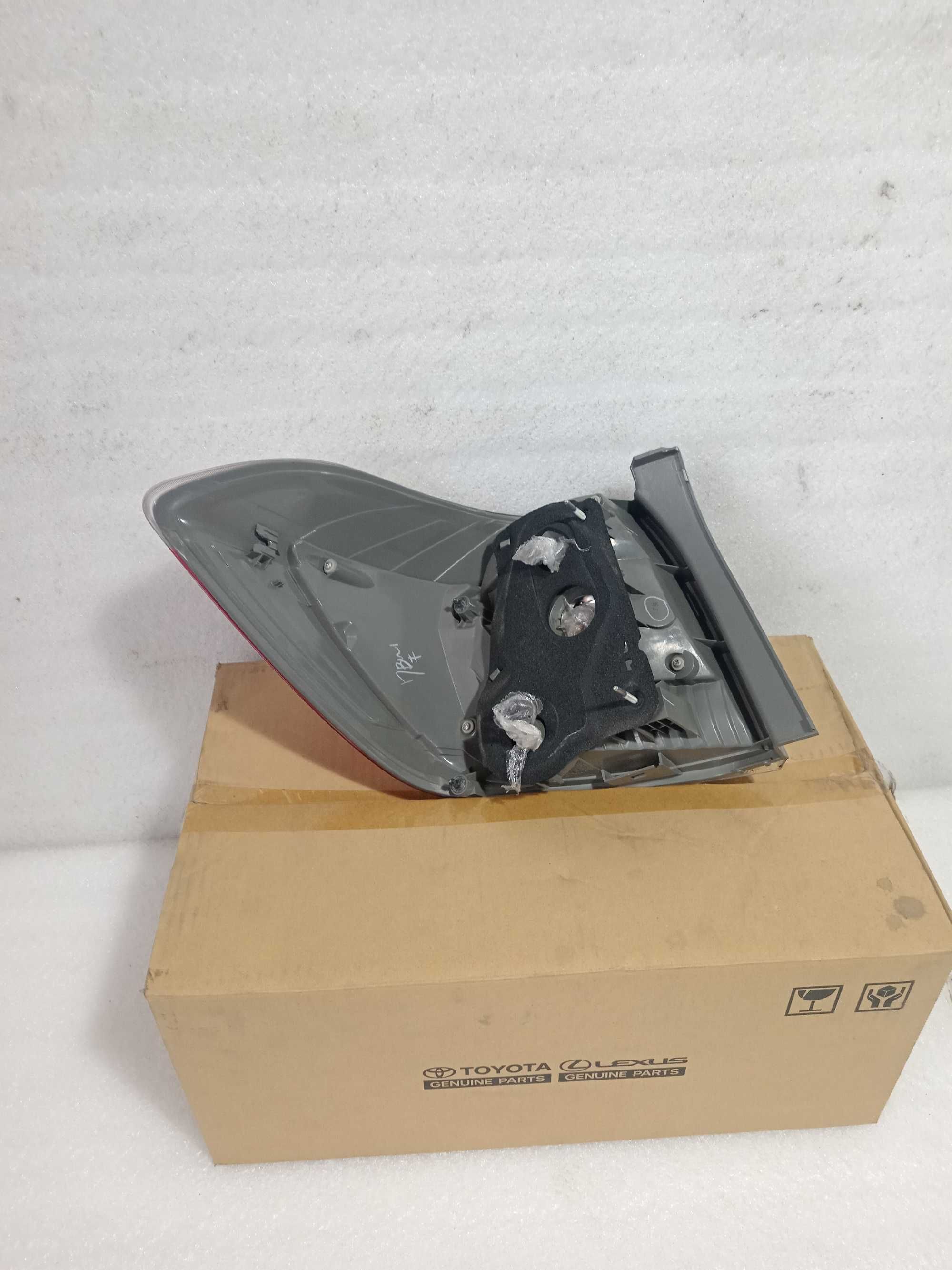 оригінальний Toyota (задній ліхтар) з номером деталі 81560-0E070.