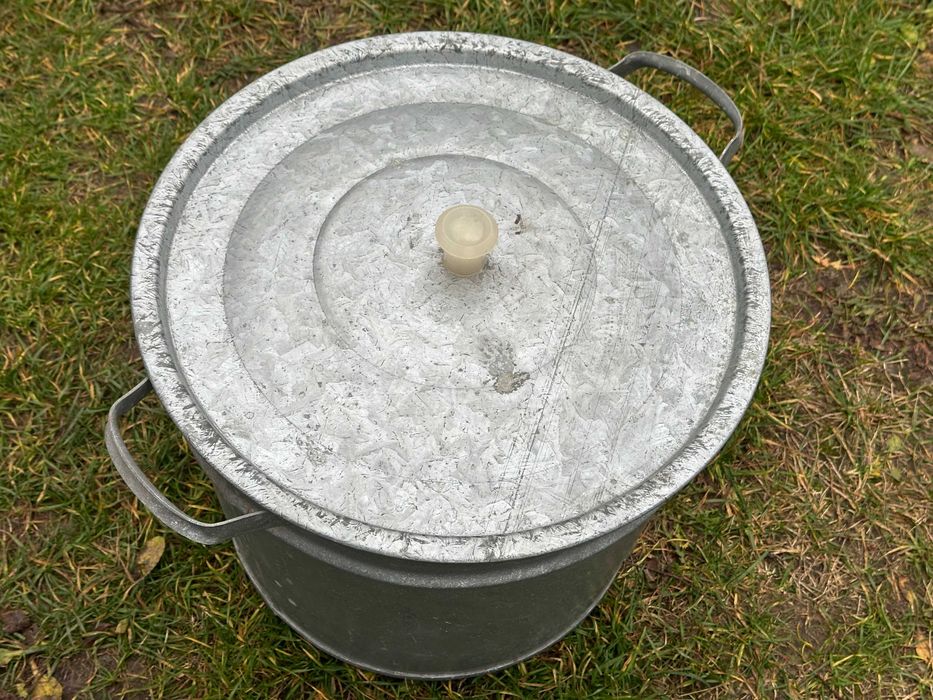 Kociołek ocynkowany nieużywany z PRL z pokrywą