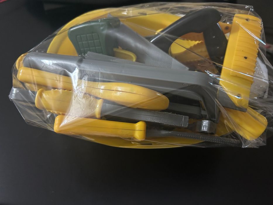 Capacete com ferramentas incluídas 
Horas de diversão garantidas!