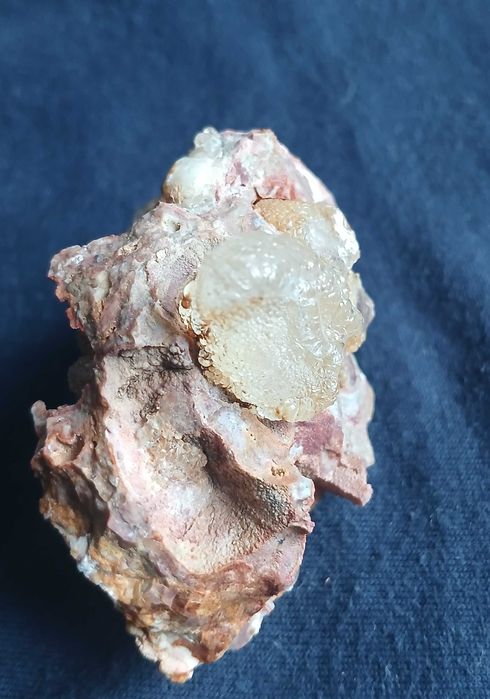 opal hialit z Węgier, świeci w świetle ultarfioletowym