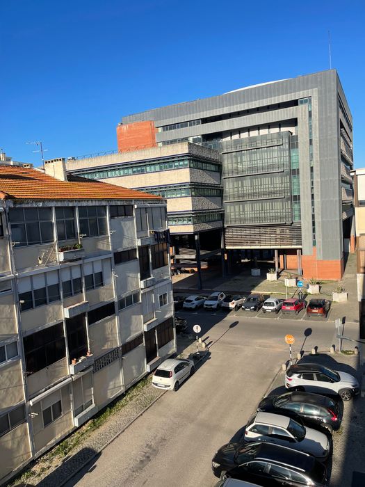 Aluga-se quarto CASAL , MOBILIADO, despesas INCLUÍDAS no BARREIRO