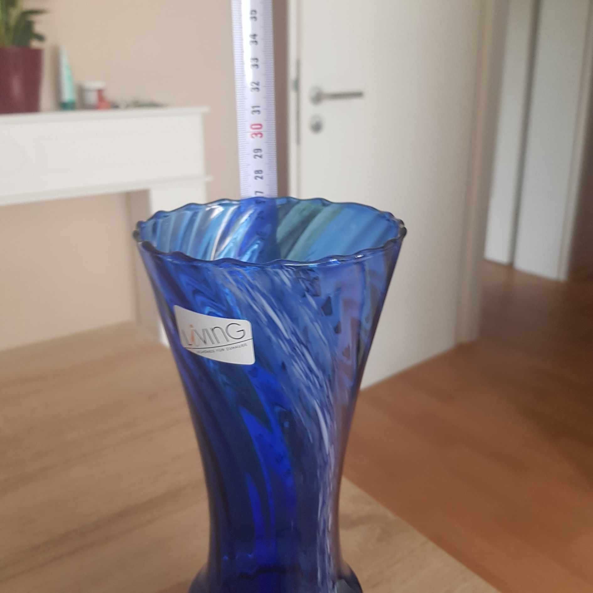 Wazon z niebieskiego szkła