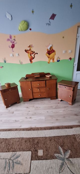 Witam mam do sprzedania toaletkę idzie szafki nocne w starym stylu