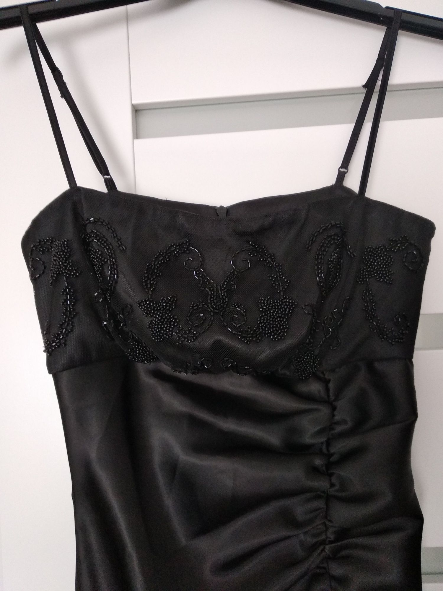 Elegancka, czarna sukienka w rozmiarze 36