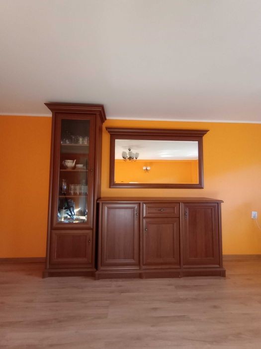 Komoda z lustrem i witryną