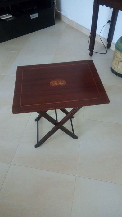 Mesa classica dá para fechar  está como nova serviu só de decoracao