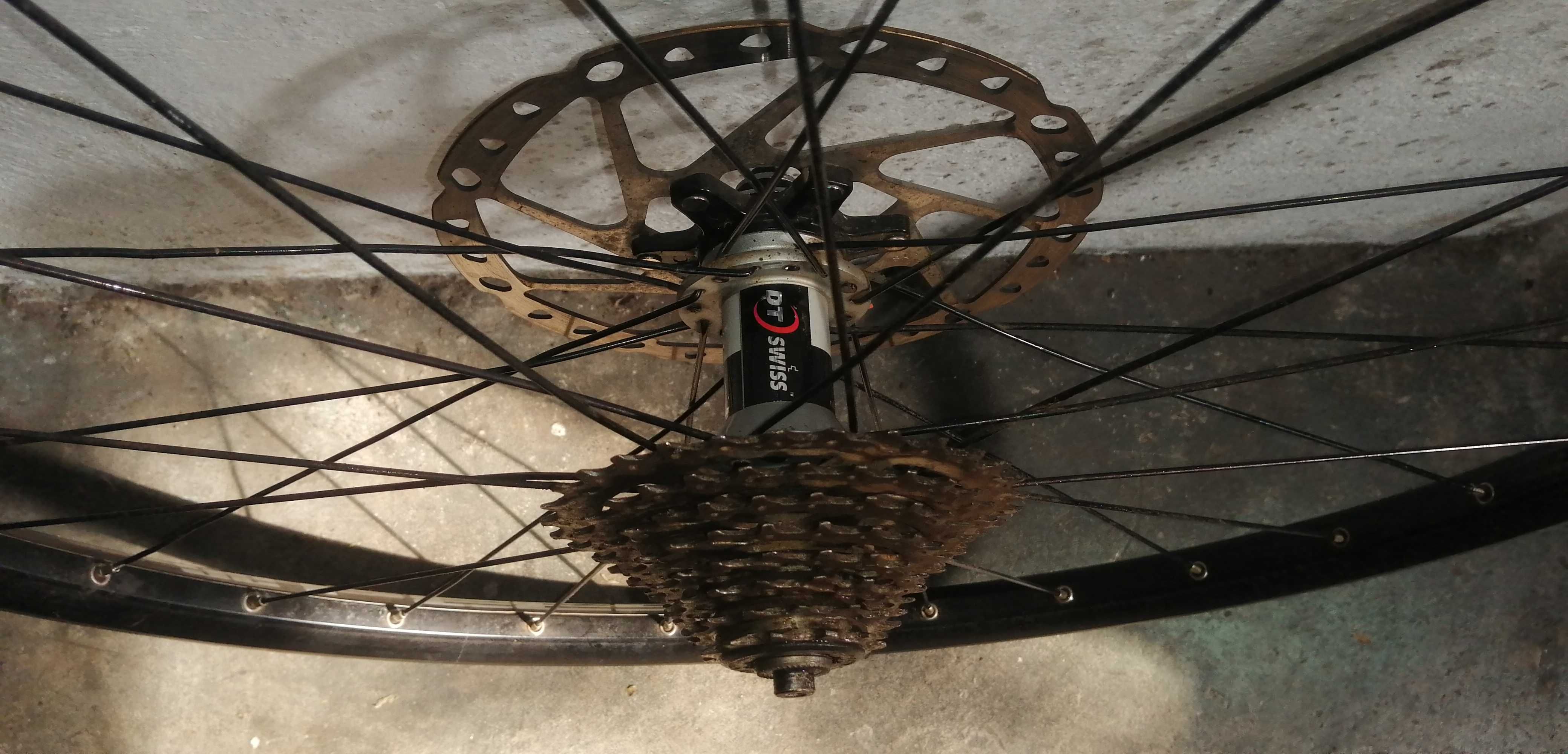 Roda 26 traseira DT Swiss 240S Aperto rápido