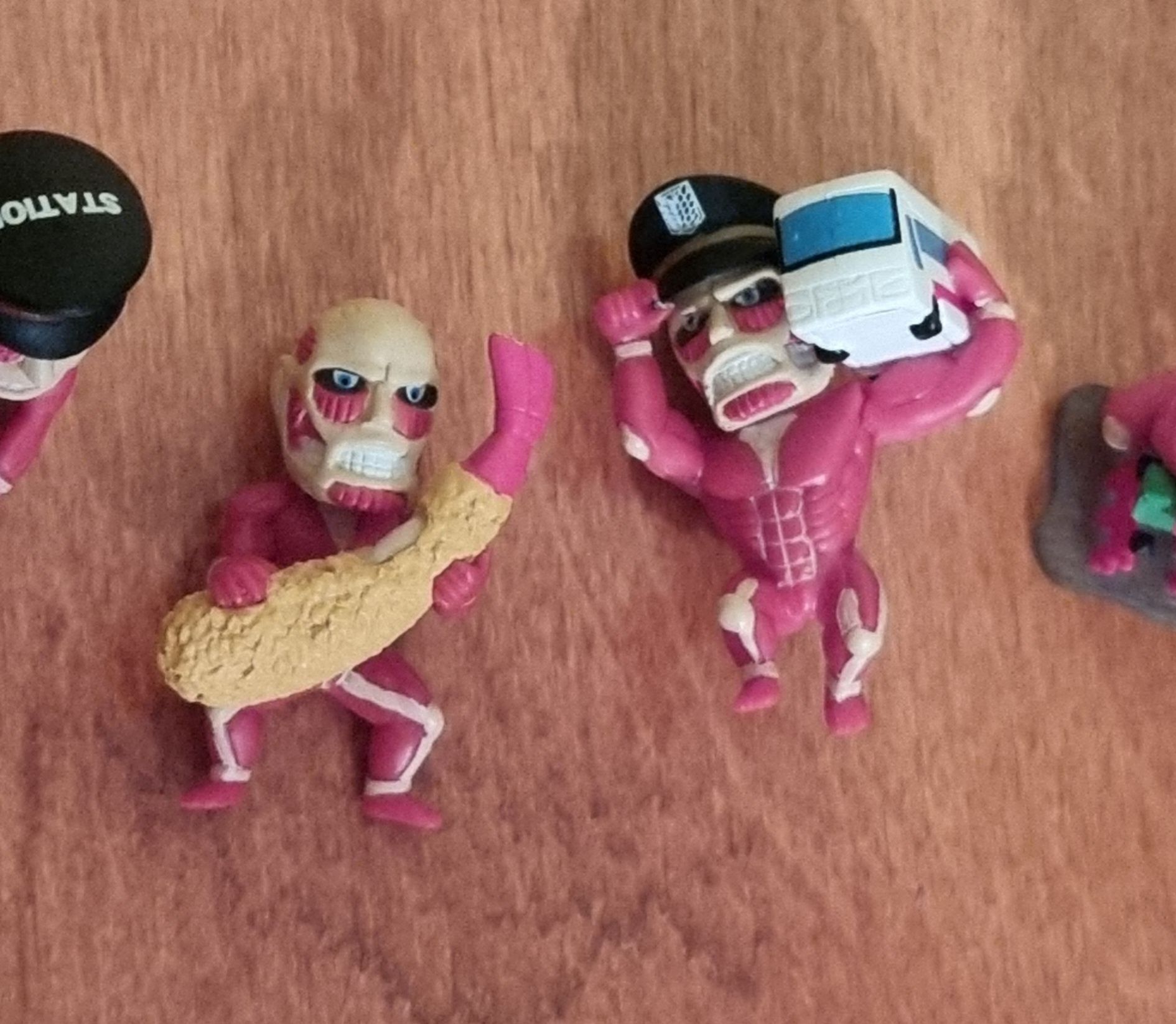 Set Mini Figuras Colossal Titan Attack on Titan
