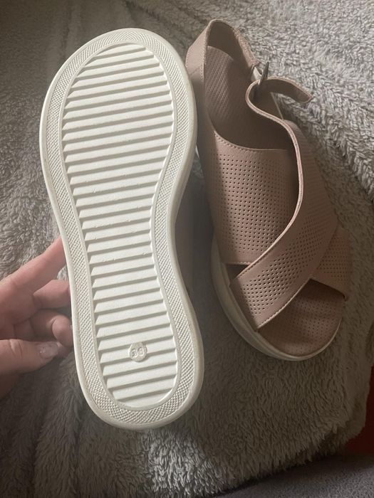 Босоножки женские