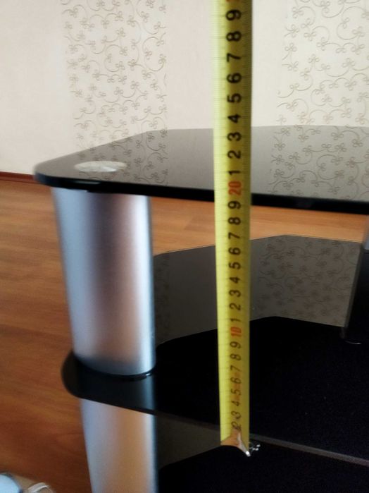 стол из стекла с алюминиевыми ножками.