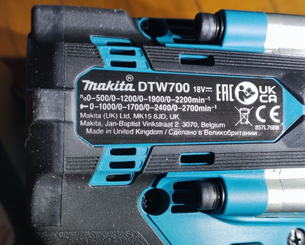 Makita DTW700 крутний момент 1000нм квадрат на 1/2 акб5ah + зарядка