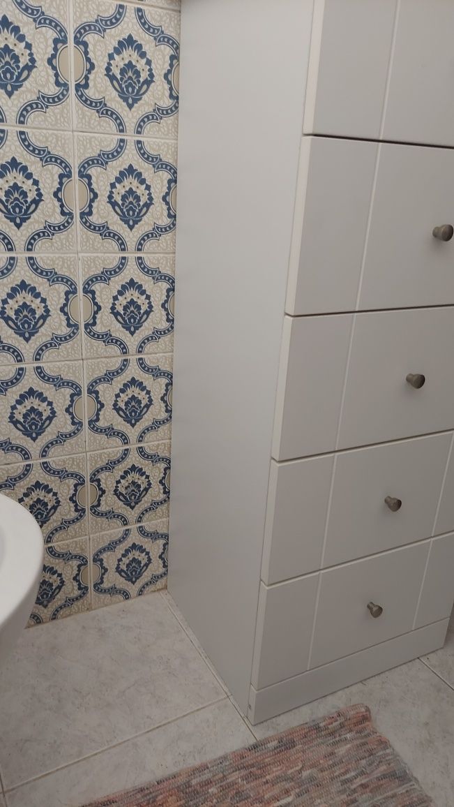 Móvel lacado branco com 5 gavetas