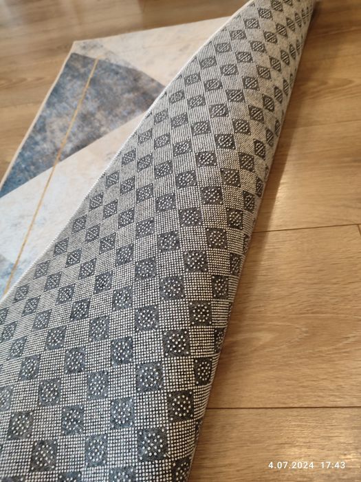 Nowy dywan do pokoju we wzory