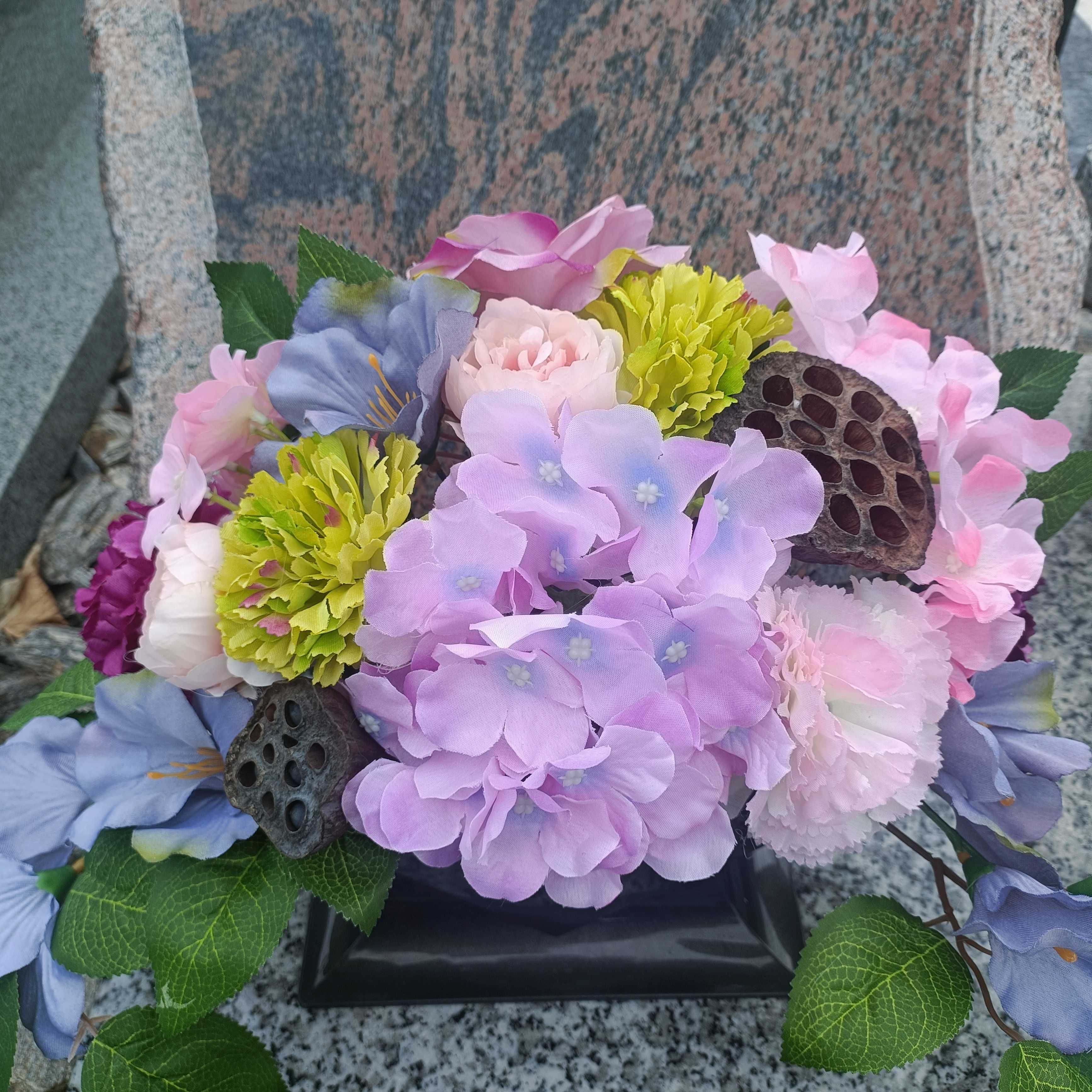 Pastelowy stroik na grób wiązanka na pomnik sztuczne kwiaty cmentarz