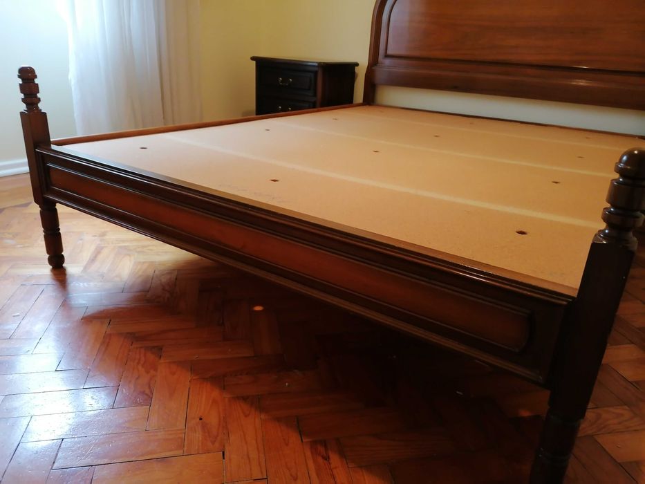 Cama de casal e 2 mesas cabeceira de madeira maciça raiz de nogueira