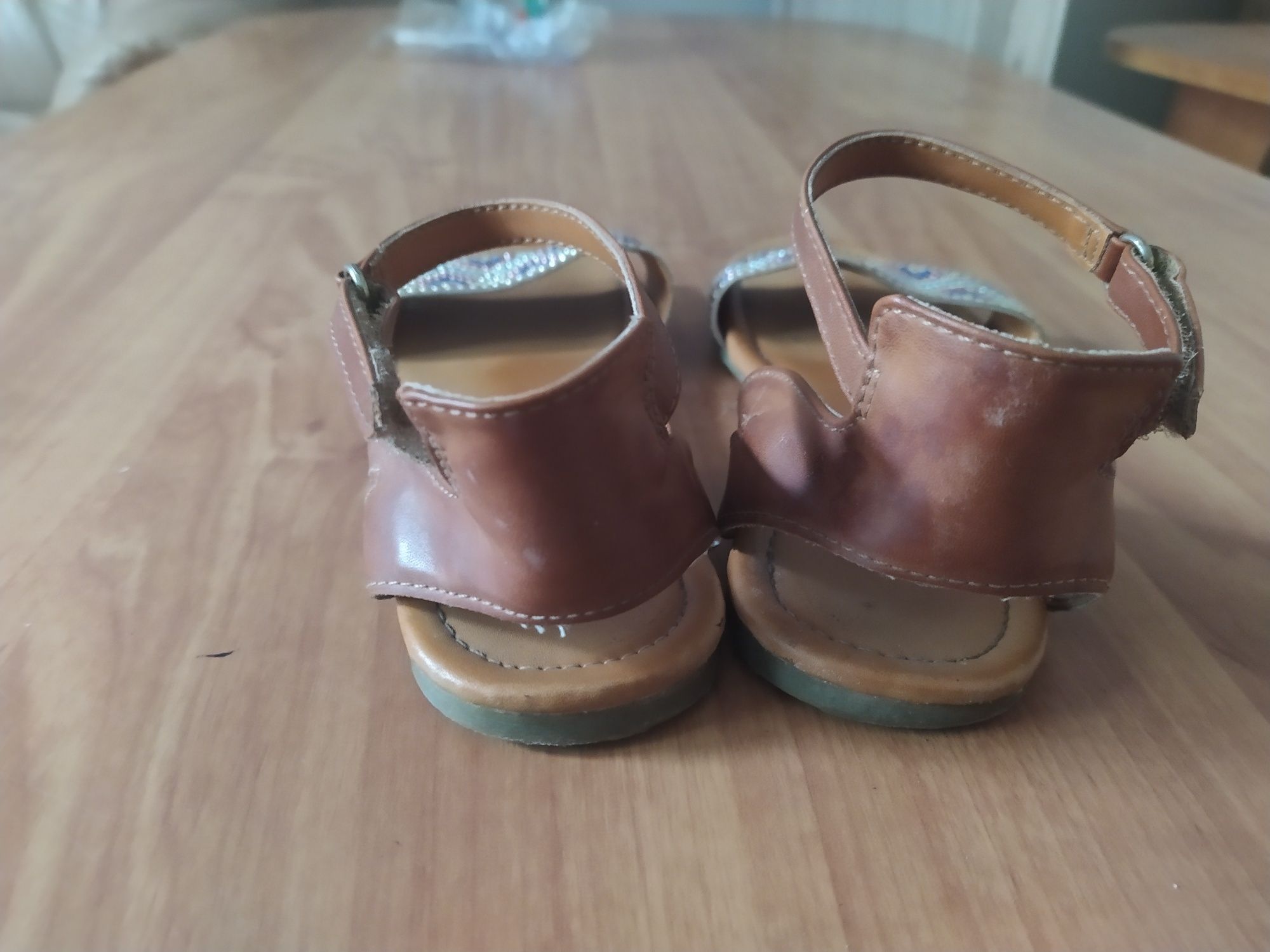 Sandaly dziewczece.