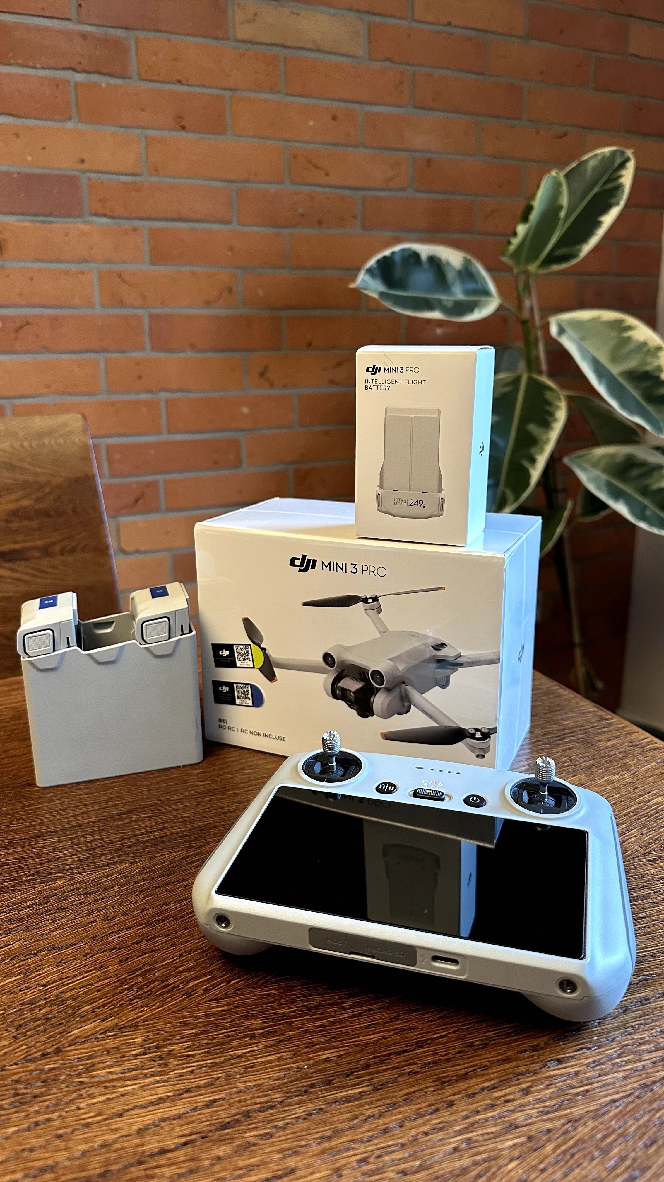 DJI Mini 3 Pro + Kontroler RC z ekranem | Fly More Combo | Nowy dron