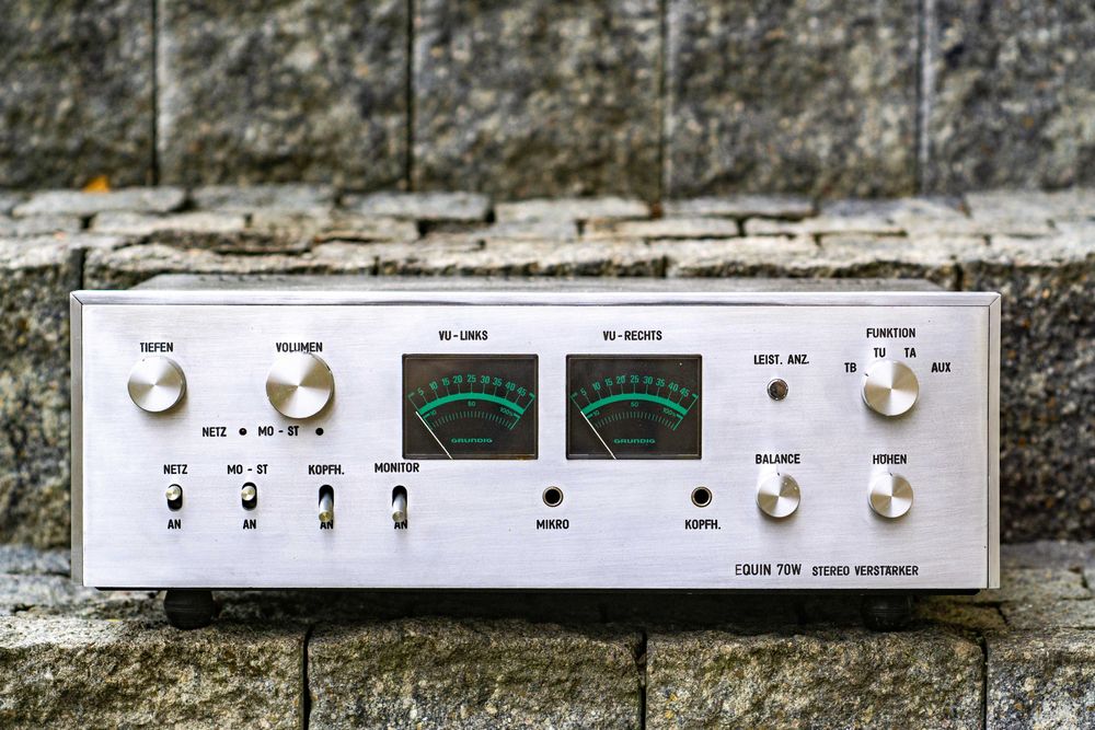 Wzmacniacz high- end  niemiecki  1978  reczna robota wskażniki Grundig