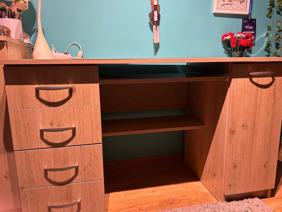 Biórko z wieloma szufladami oraz wysuwaną szafką na laptopa