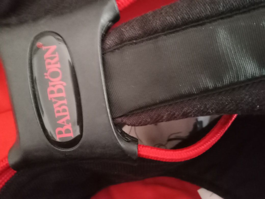 Nosidełko Baby Bjorn  czarne z czerwonymi dodatkami na wzrost od 53 do
