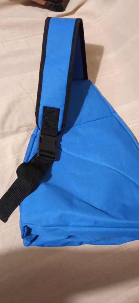 Mochila azul de uma alça nova