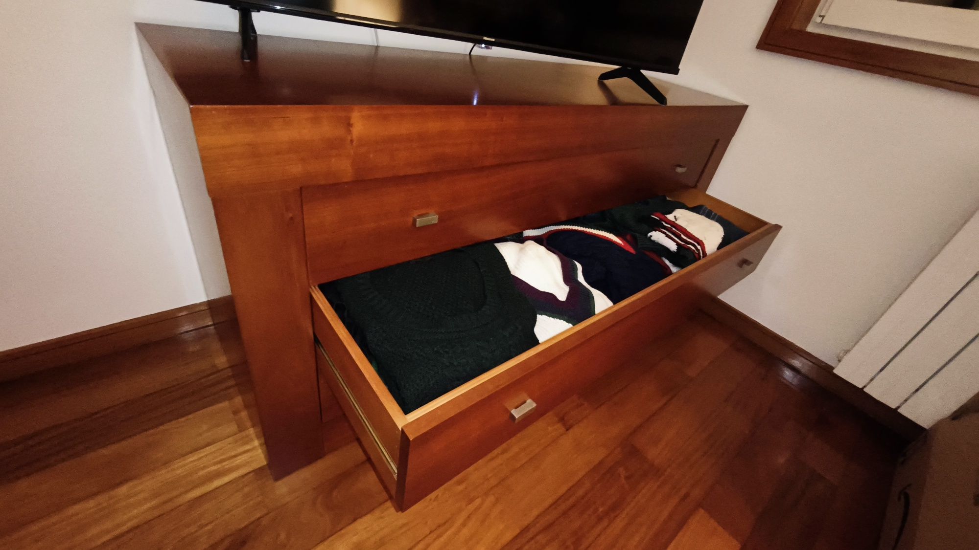 Cómoda de quarto em cerejeira mais espelho