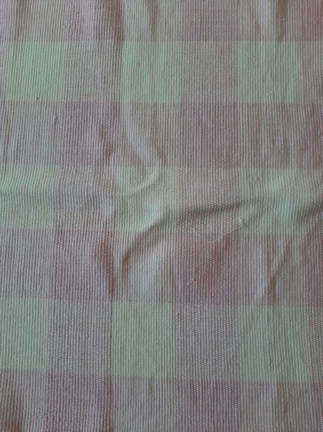 Tapete aos quadrados rosa e branco