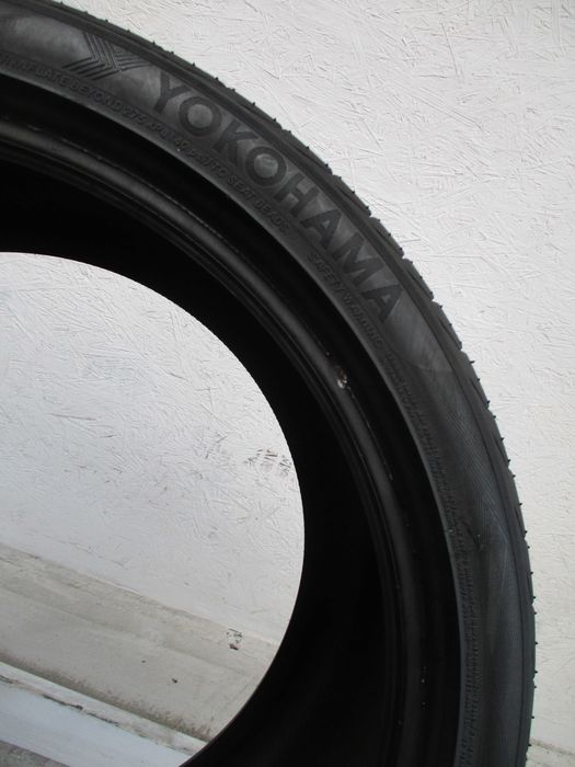 1x 325/30R21 Yokohama Advan Sport V-105  6,2mm 21r.