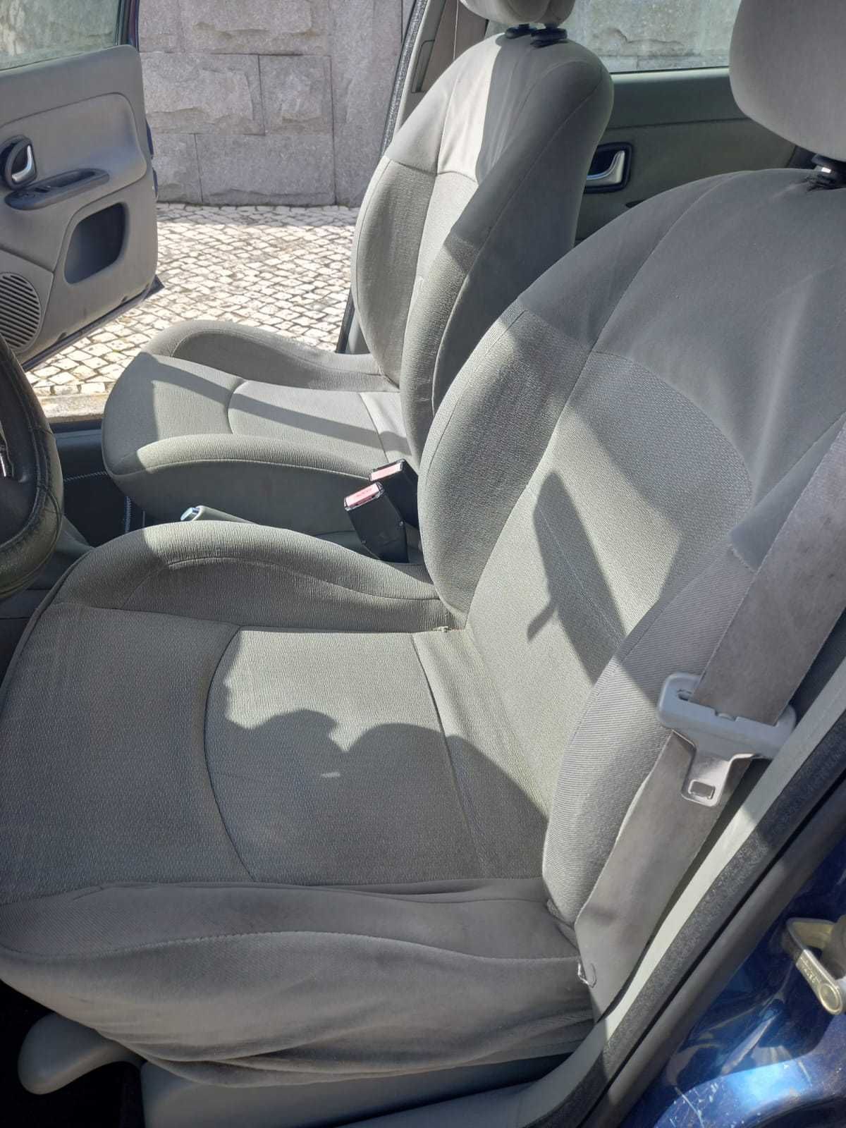 Renault Clio em bom estado