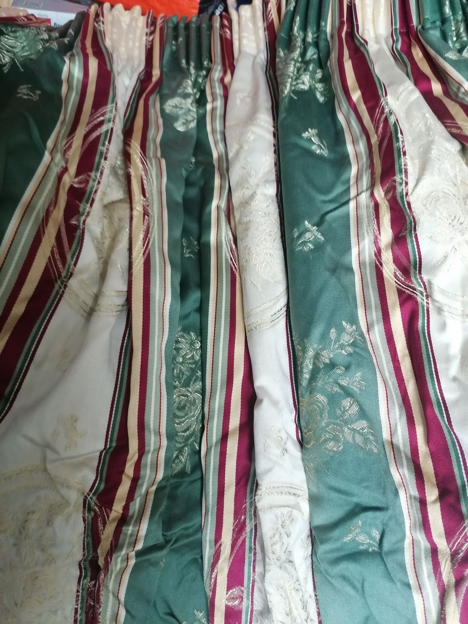 Conjunto de 2 cortinados em tecido grosso de óptima qualidade