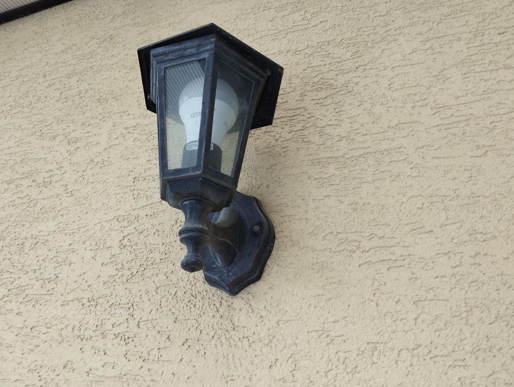 Lampa kinkiet na zewnątrz budynku