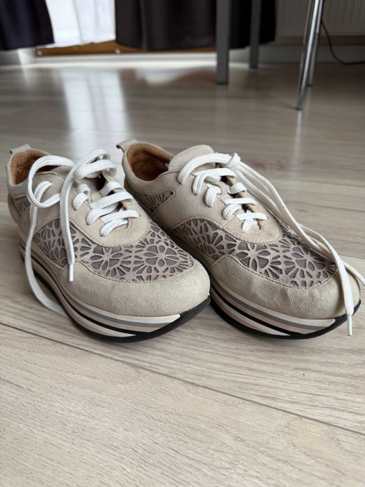 Beżowe skórzane sneakersy na platformie