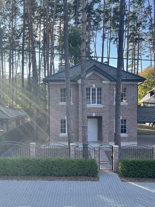 Дом в коттеджном городке в лесной Буче.