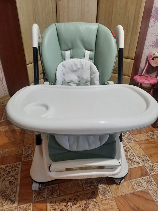 Дитячий столик для годування.