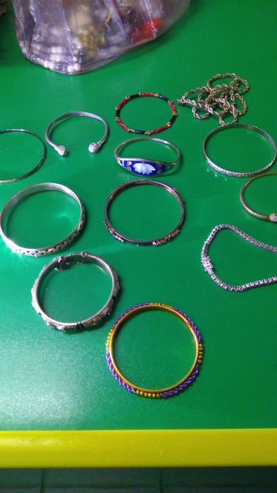 Продам бижутерию ,(наборы,бусы, браслеты,серьги)