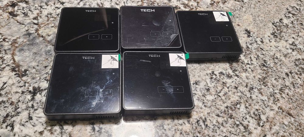 TECH R-10z przewodowy regulator pokojowy kolor czarny kc526