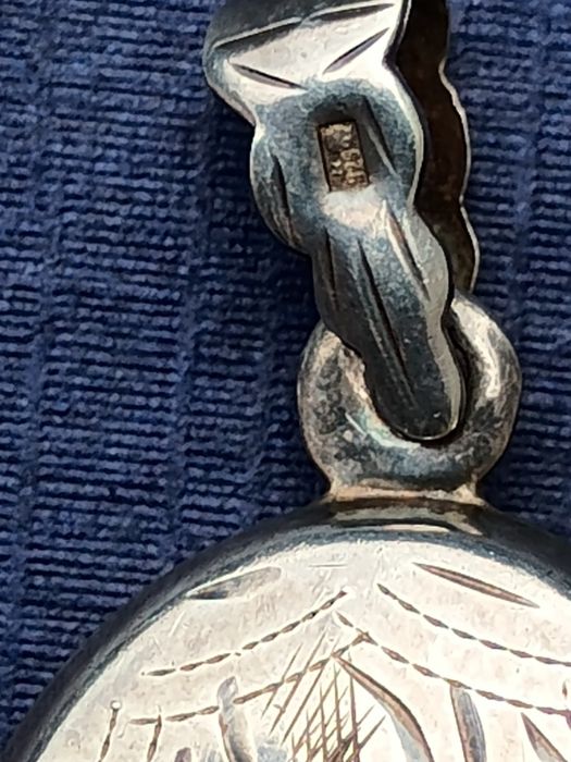 Duży otwierany srebrny sekretnik