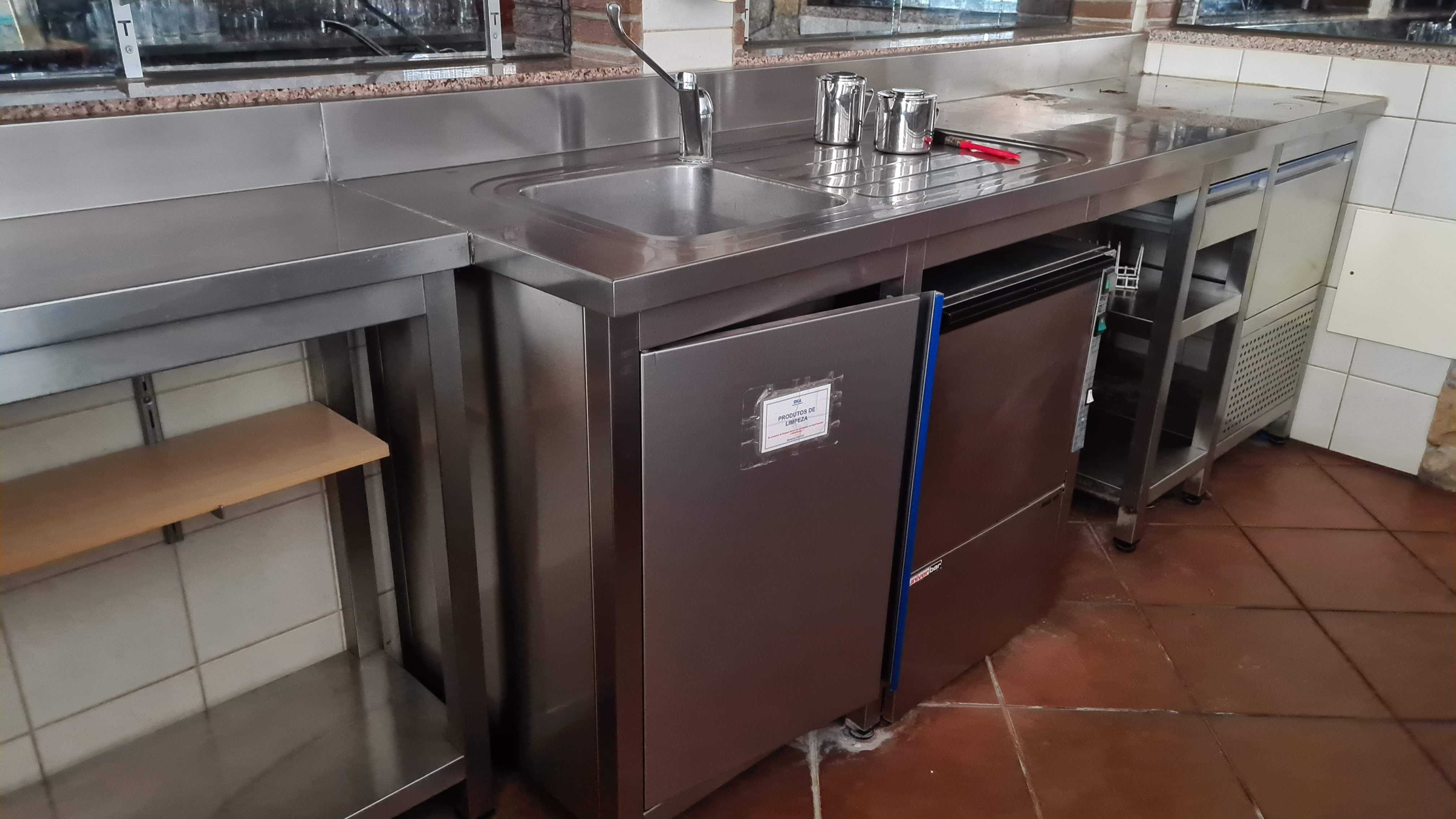 Bancada em inox com lava-loiça e gaveta borra café