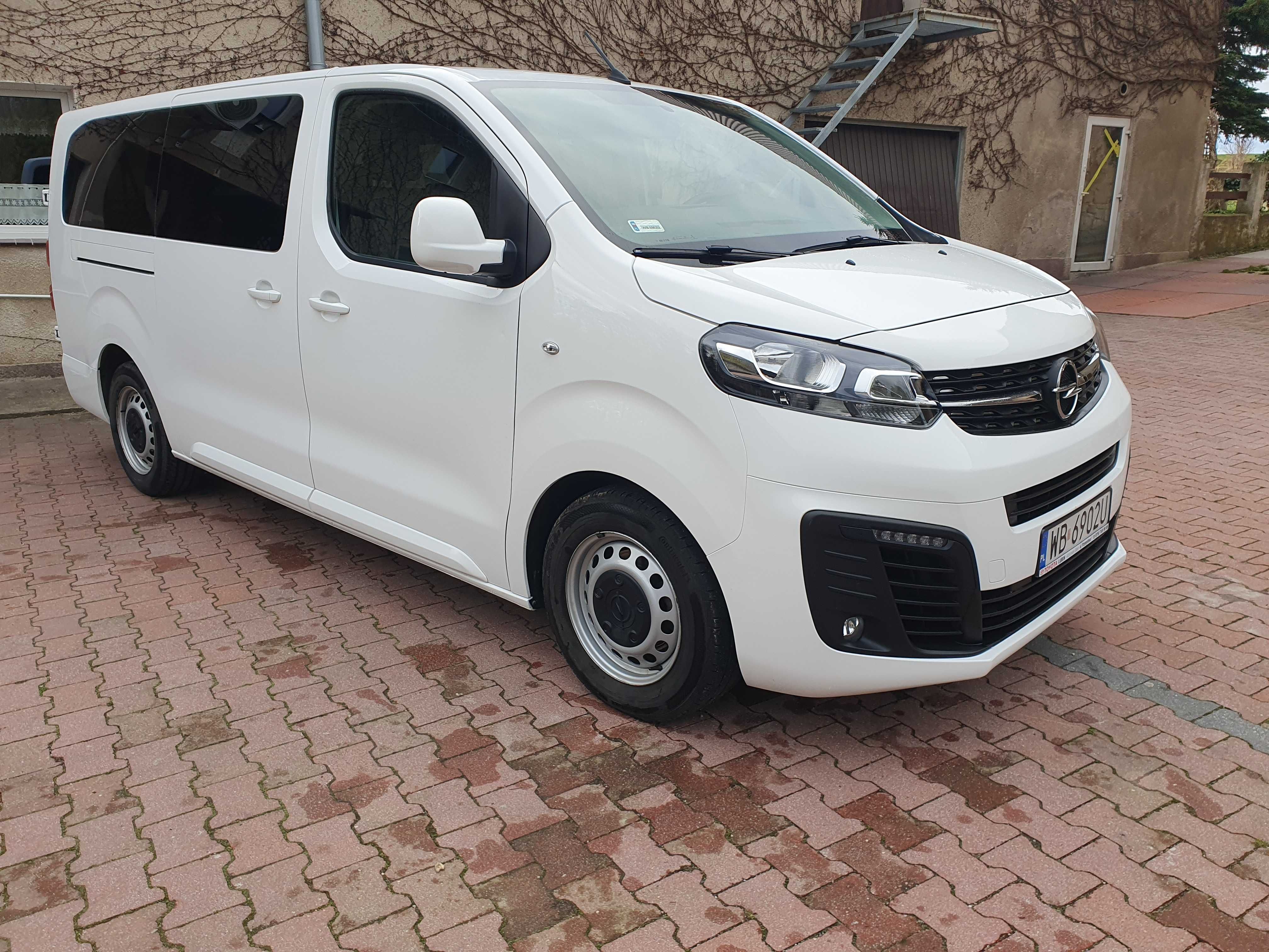 Wynajem busa 9-cio osobowego Opel Vivaro